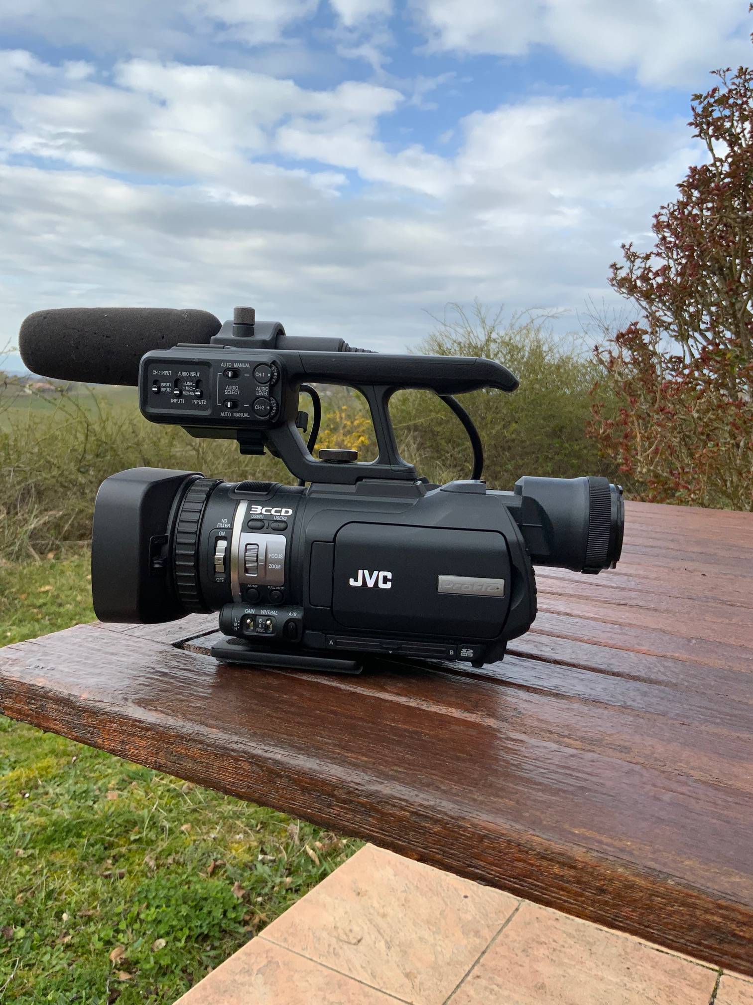 Camescope JVC GY-HM100E